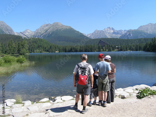familie am ufer eines sees in der hohen tatra