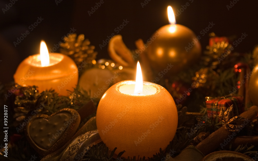 Weihnachtsgesteck / Adventskranz mit Kerze Stock Photo | Adobe Stock