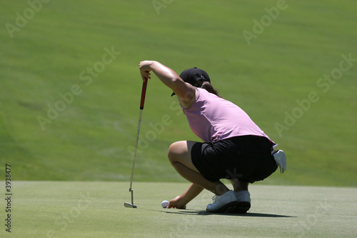 lady golf putting