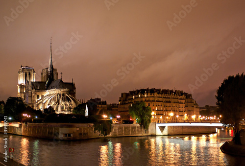 Notre-Dame de Paris la nuit © Uolir