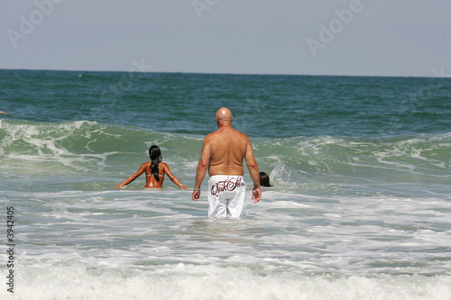 Foto homme âgé qui se baigne