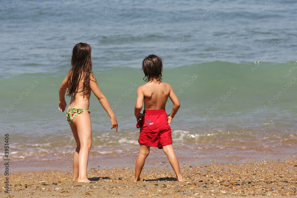 Fototapeta premium enfants sur la plage