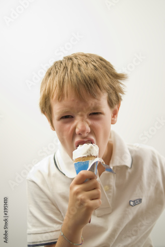 Bambino con gelato