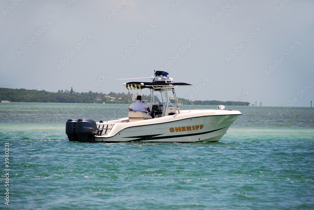 Obraz premium Sheriff on patrol in Florida waterway