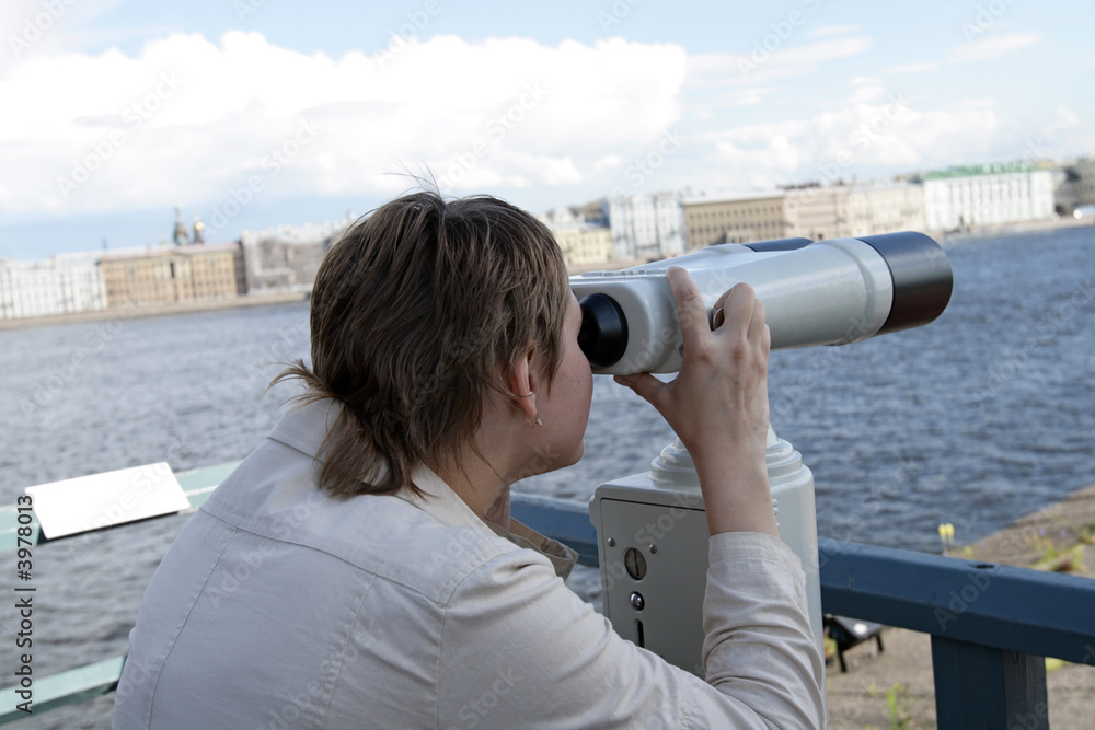 Obraz premium Girl with spyglass