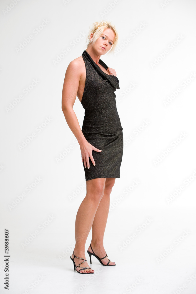Fototapeta premium Junge Frau im schwarzen Kleid