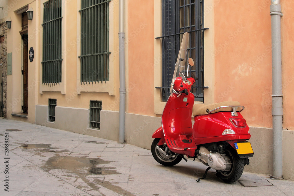 Scooter dans une ruelle provençale