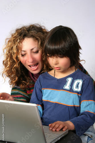 Mutter und Sohn am Laptop