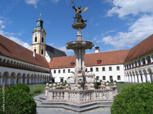 brunnen im kloster reichersberg in oberösterreich