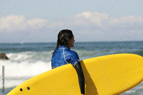 fille qui fait du surf © bacalao
