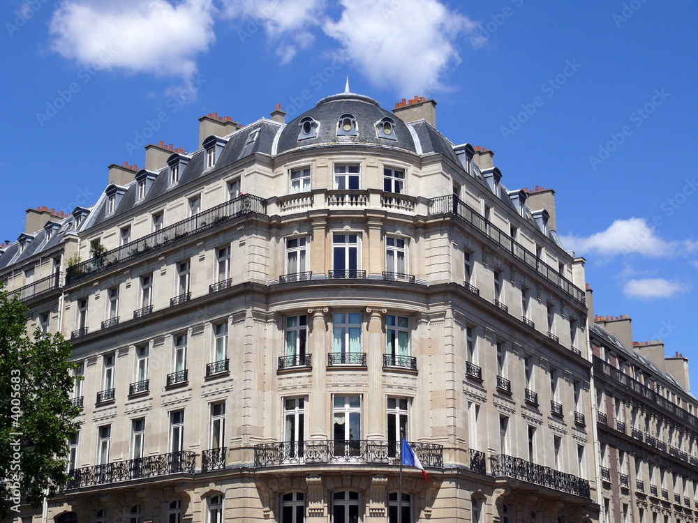 Immeuble au coin arrondi avec colonnes, Paris