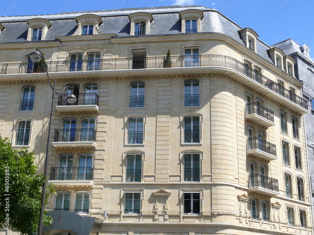 Façade de pierre avec grand balcon, Paris