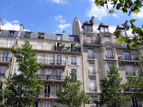 Immeubles parisiens, arbres et ciel bleu photo