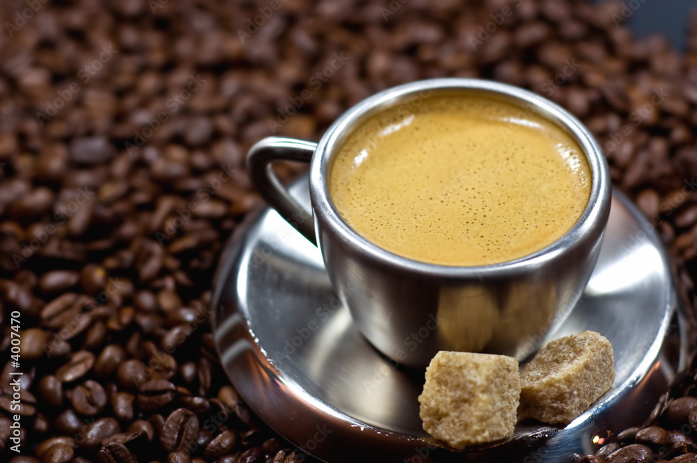 Espresso mit Kaffeebohnen Espresso mit Kaffeebohnen