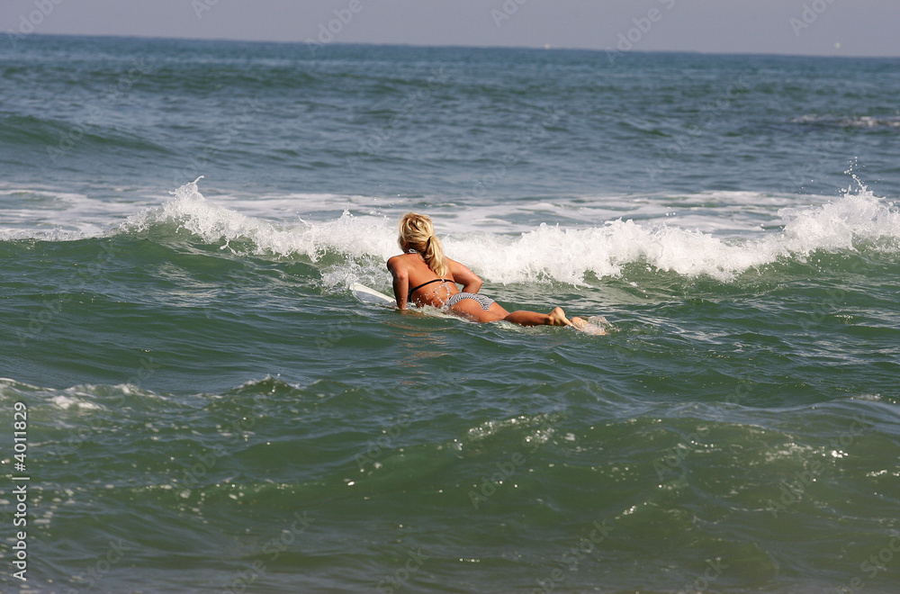 femme qui fait du surf