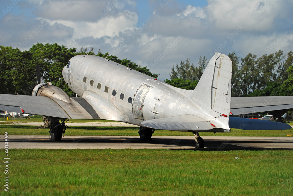 Classic silver airplane DOuglas DC-3 Classic silver airplane DOuglas DC-3