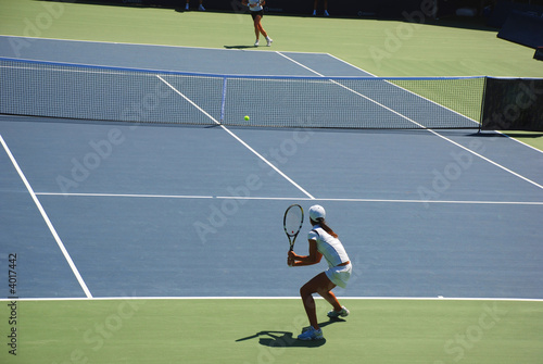 Woman tennis - returning a ball