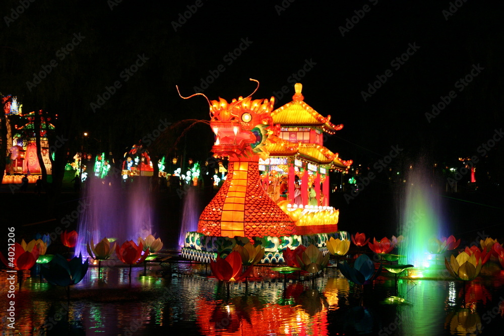 Naklejka premium dragon and fountains during new year lantern festival