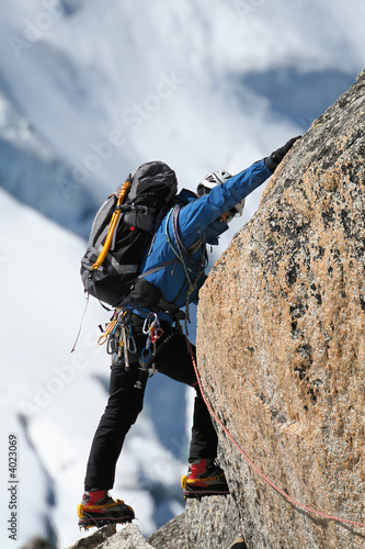 Alpiniste en escalade © philippe Devanne