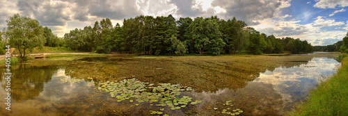 Foto panorama landscape with reflections trees and clouds and water-l