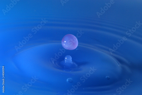 Bouncing water droplet on the water surface