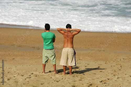 hommes sur la plage photo