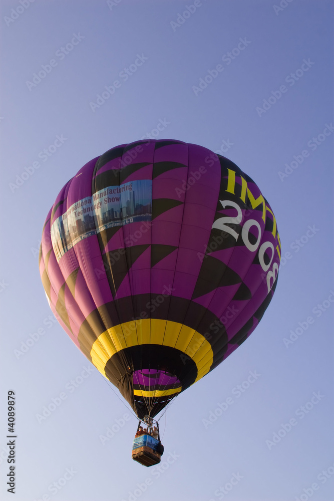 Fototapeta premium balon na ogrzane powietrze w locie