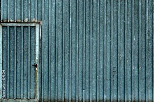Stahlblechfassade und Tür