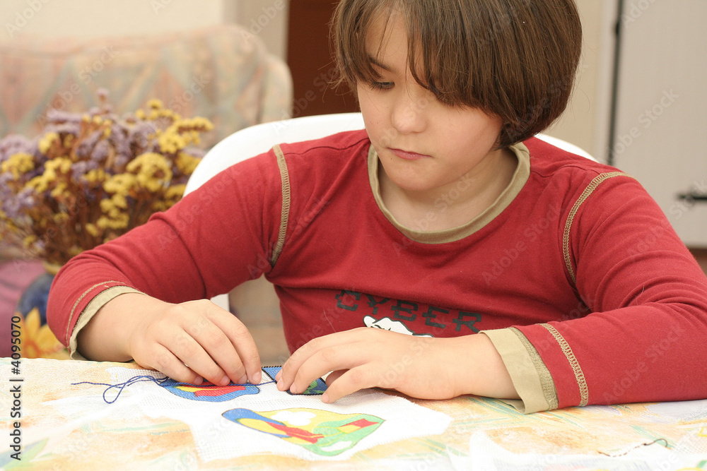 Enfant cousant Enfant cousant