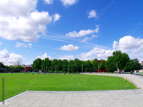 Pelouse et arbres du Parc de La Villette, Paris 19 photo