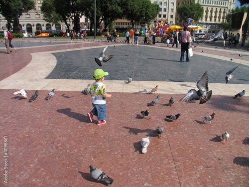 Niño corriendo en la Plaza Catalunya de Barcelona photo