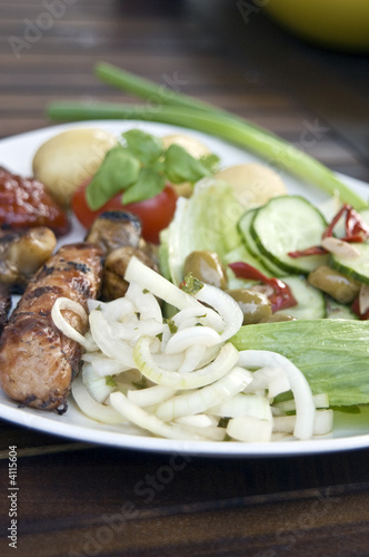 Fresh raw minted onions with barbecued sausage, mushroom and sal