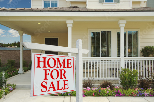 Foto Home For Sale Sign in Front of Beautiful Lakefront New Home