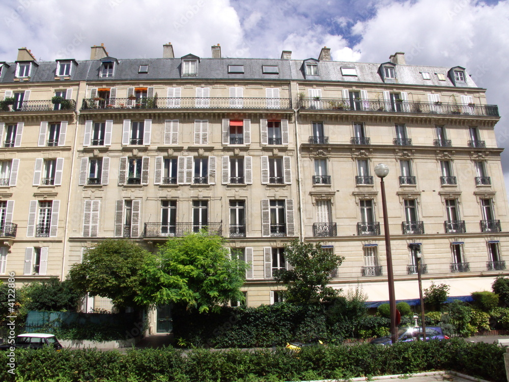 Grand immeuble ancien à Paris VIII