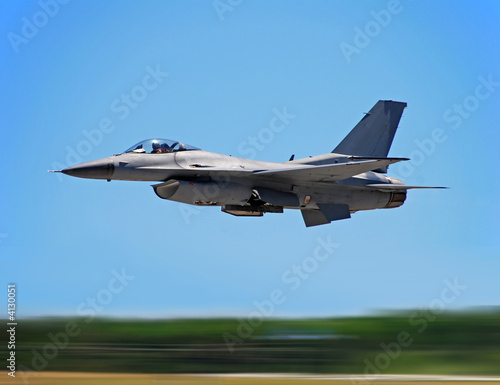 Canvas Print Modern jetfighter F-16 at high speed (motion blur)