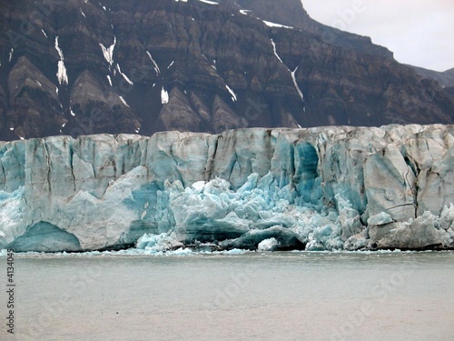 Chute de serac d'un glacier au spitzberg