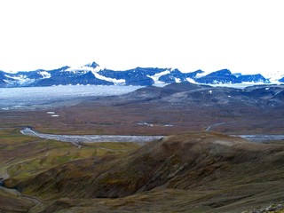 Coussins décoratifs Glaciers Toundra arctique avec glaciers enneigés en arrière-plan  © Racahout