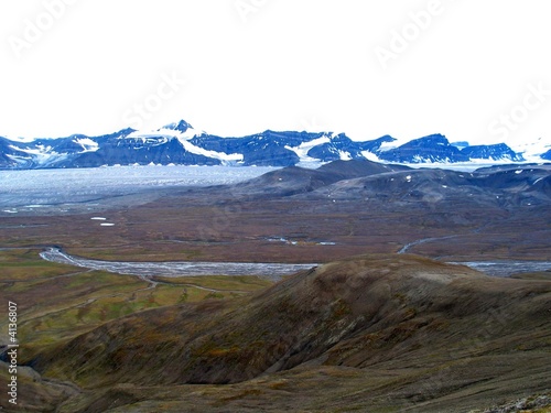 toundra sur fond de glaciers articques