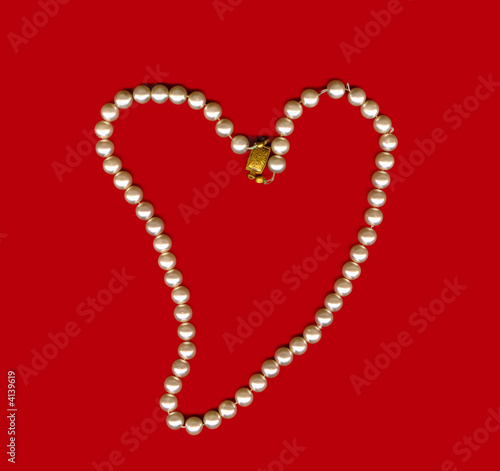 Obraz na płótnie perls heart on a red background