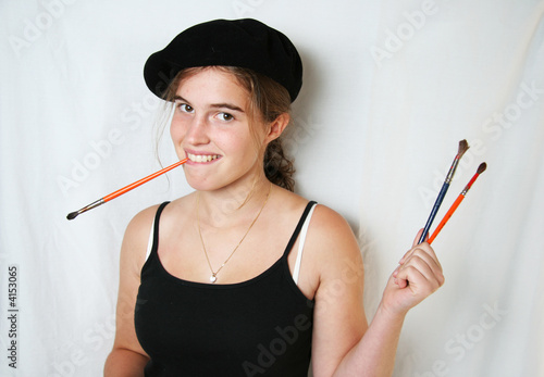 Jeune fille peintre inspirée