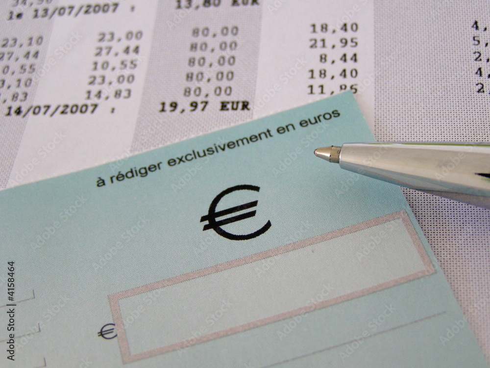 facture et un cheque Stock Photo | Adobe Stock
