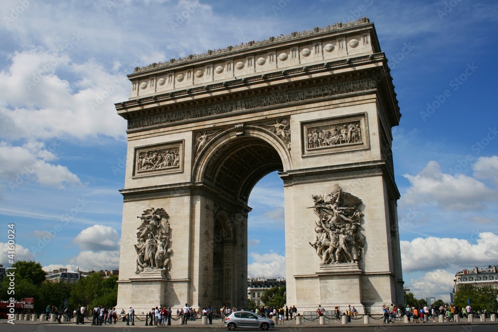 french tourists arc de triomphe memorial