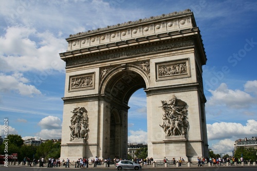 french tourists arc de triomphe memorial photo