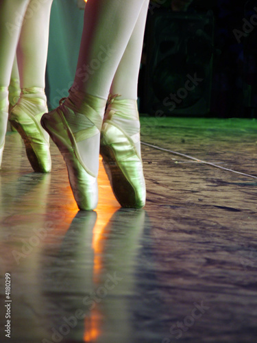 una ballerina in punta di piedi photo