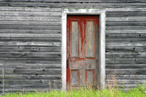 Canvastavla Red old door on grey old wood wall