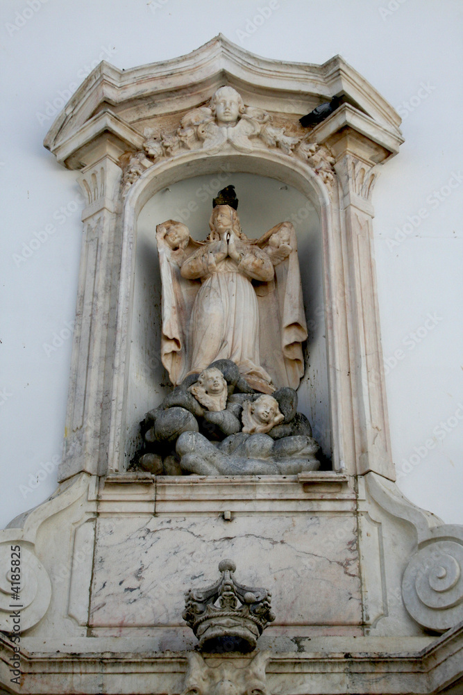 Hornacina con escultura en el antiguo Hospital de Elvas