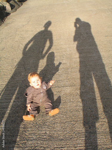 bébé et ombre des parents sur le béton