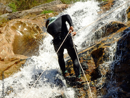 Obraz na plátne Men descending on rappel