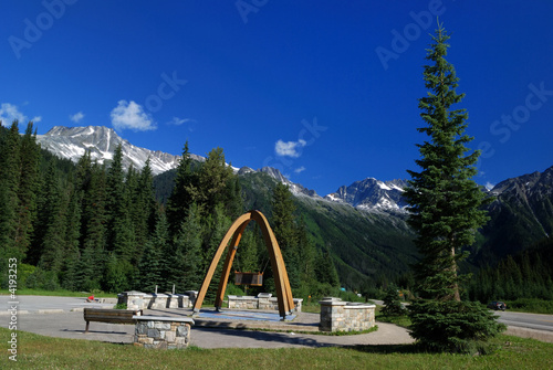 Foto Arch and mountain, rogers pass, british Columbia