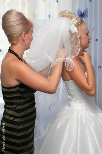 Φωτογραφία bride with friend